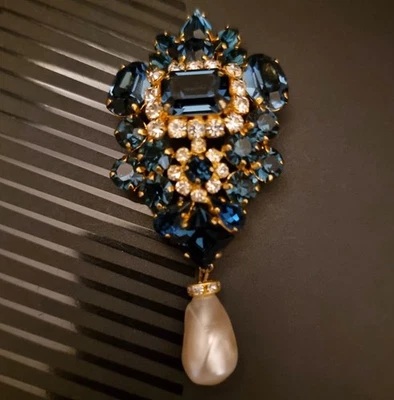 Christian Dior Grande broche vintage 1966 Germany en métal doré et strass bleus - Photo 1/4