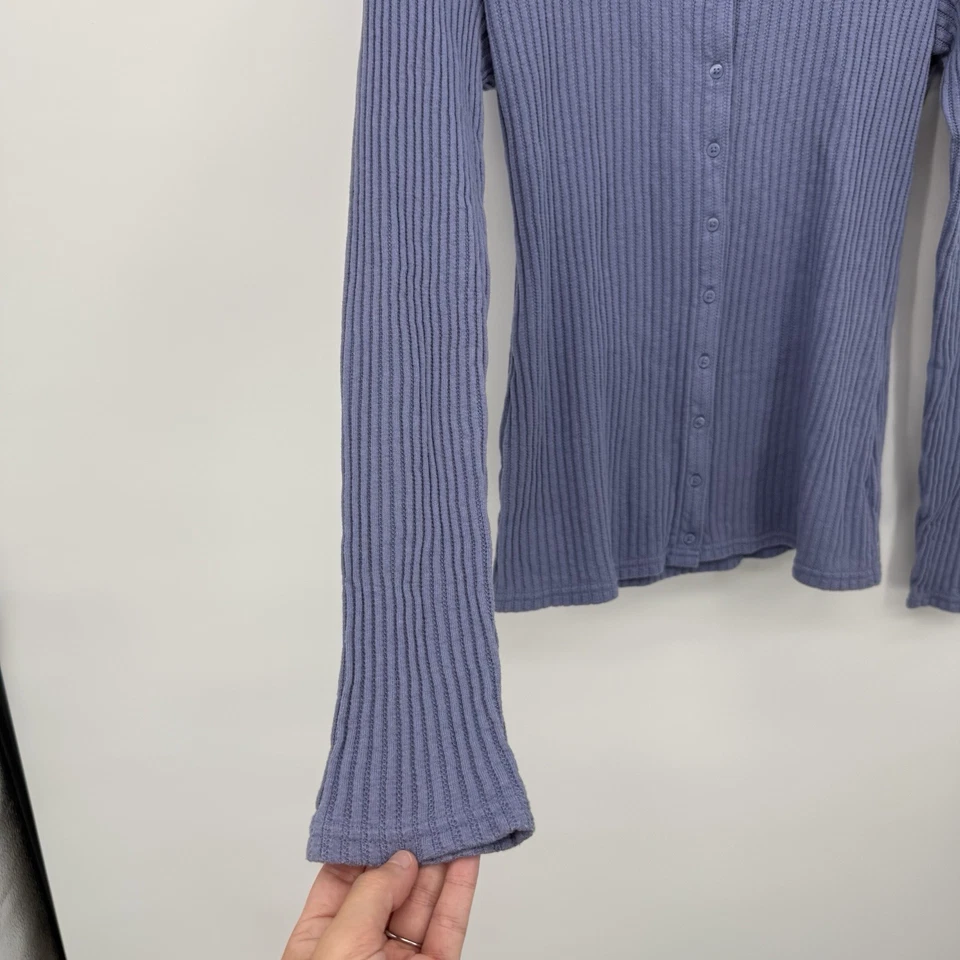 Blusa Gap Roxa Azul Pointelle Botão Frontal Manga Longa Tamanho Médio - Imagem 2 de 4