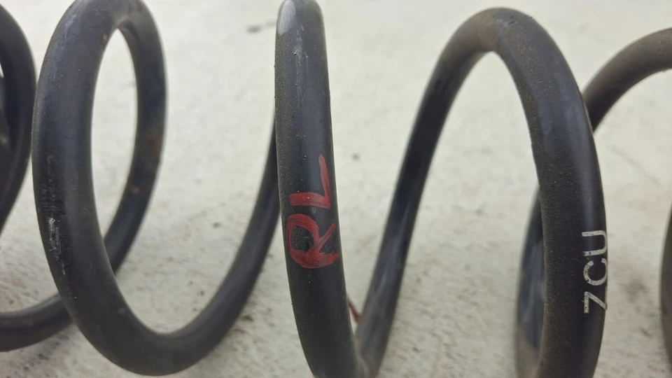 Muelle helicoidal trasero izquierdo o derecho Volkswagen Passat 2012-2019 tracción delantera OEM Foto 4 de 4