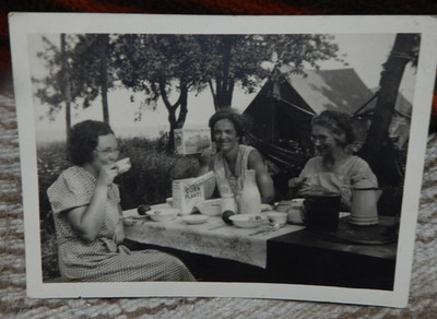 vintage photo-3 ladies picnic-milk bottle. corn flakes & Shredded wheat box