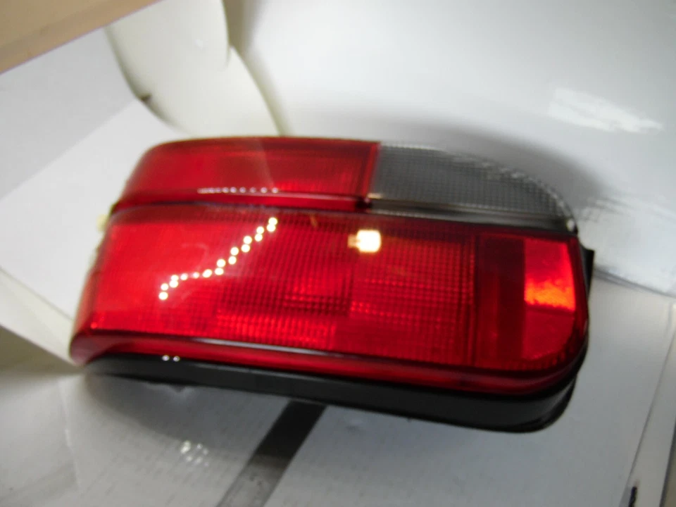 043-6894 R 1988 90 MERCURY TRACER LUZ TRASERA LADO DERECHO PASAJERO NUEVO Foto 2 de 4