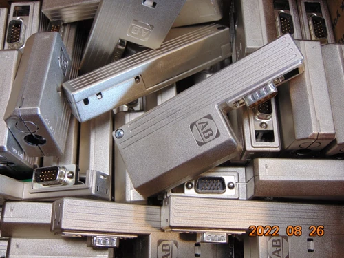 (1) ALLEN BRADLEY 2090-K6CK Low Profile Motor Feedback Connector 15-Pin Male AB