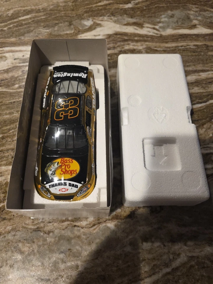 2004 Kerry Earnhardt #33 Bass Pro Shops Cor Cromada  - Imagem 3 de 4