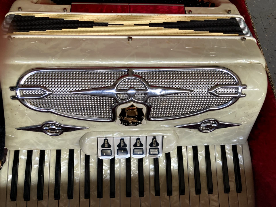 Castiglione Piano Accordion Ivory Vintage Made In Italy With Original Case - Image 4 of 4