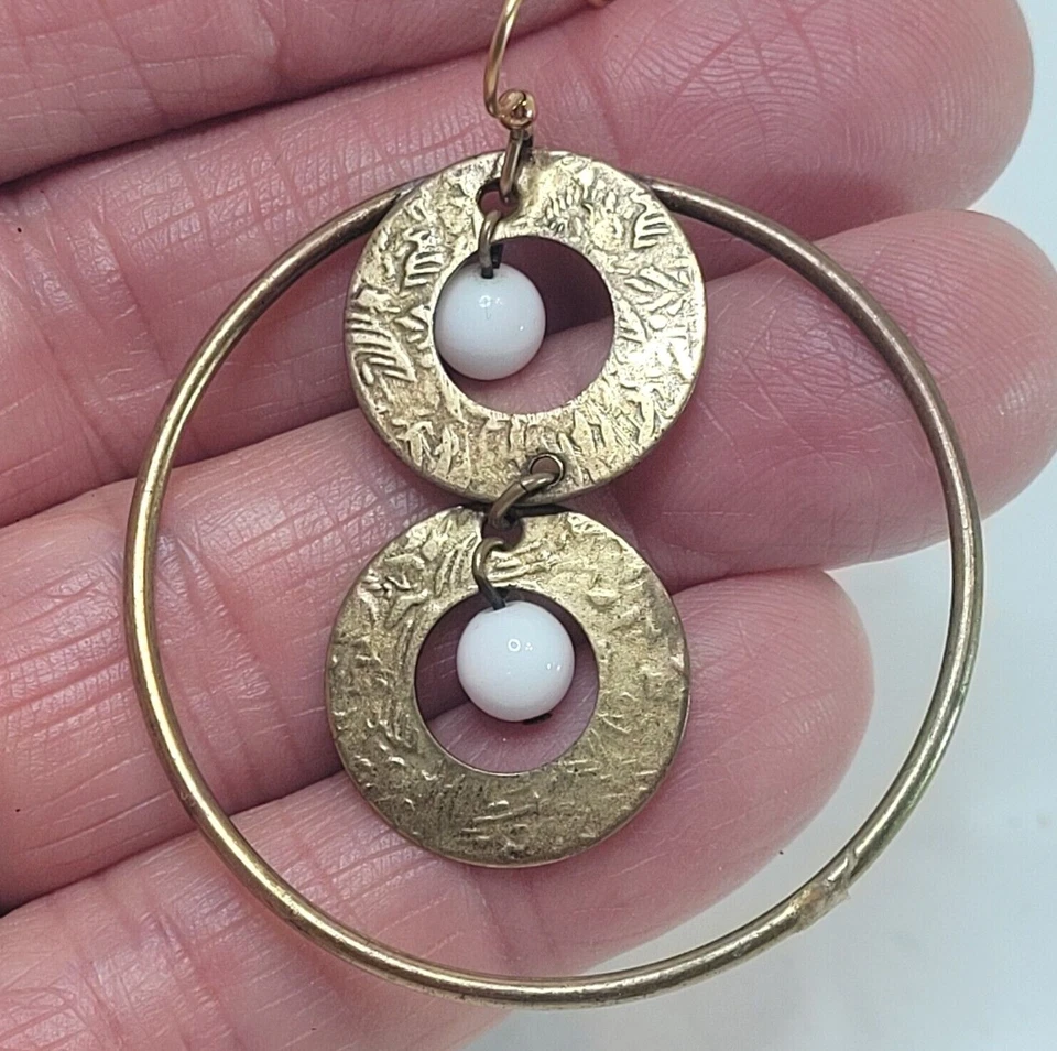 Silver Forest Lg. Серьги-кольца текстурированные металлические белые бусины золотистые богемное 1,75 дюйма - Изображение 4 из 4