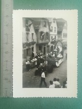 C700 Photo circa 1940 lot 2 photos personnages automobiles scènes de défilé