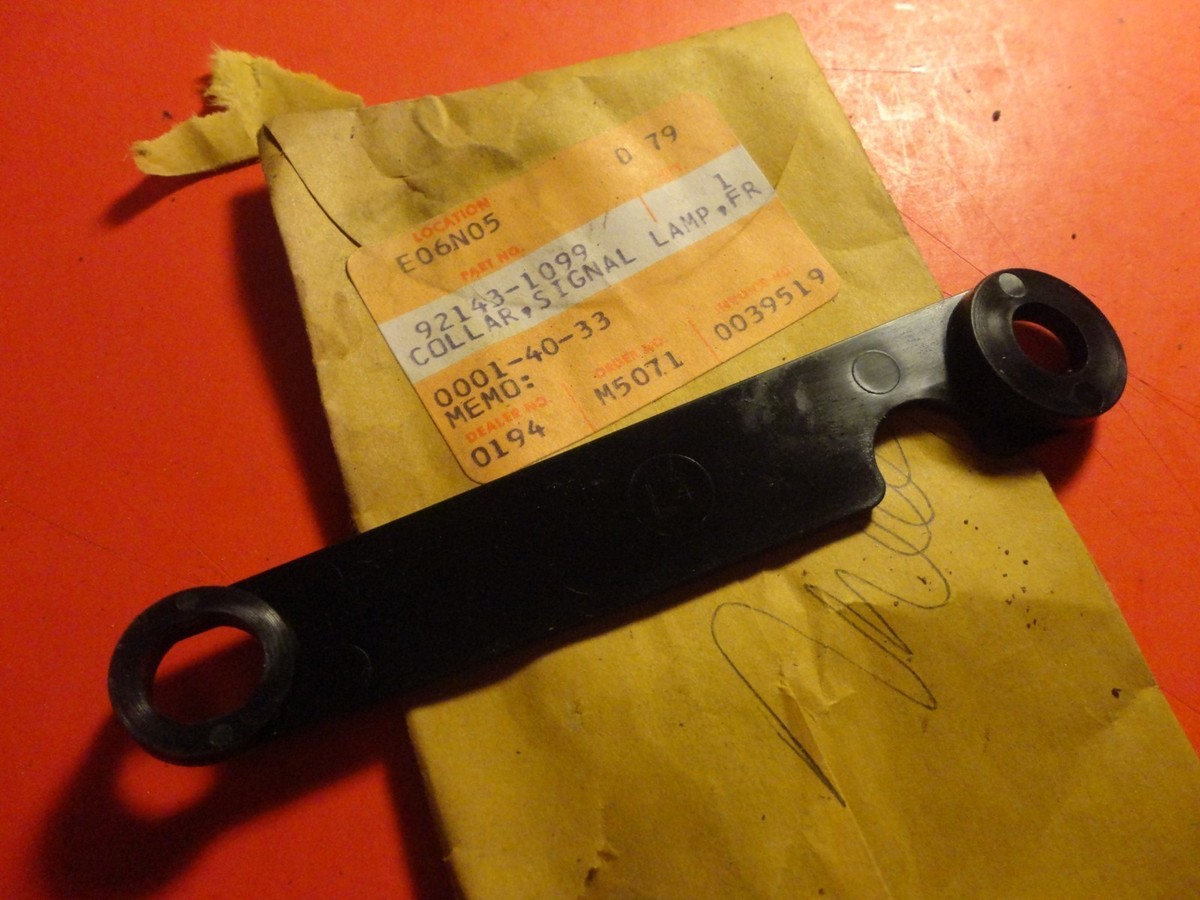 ALI♪ NOS NEW OEM ORIGINAL KAWASAKI ZX600 FRONT SIGNAL LAMP COLLAR 92143