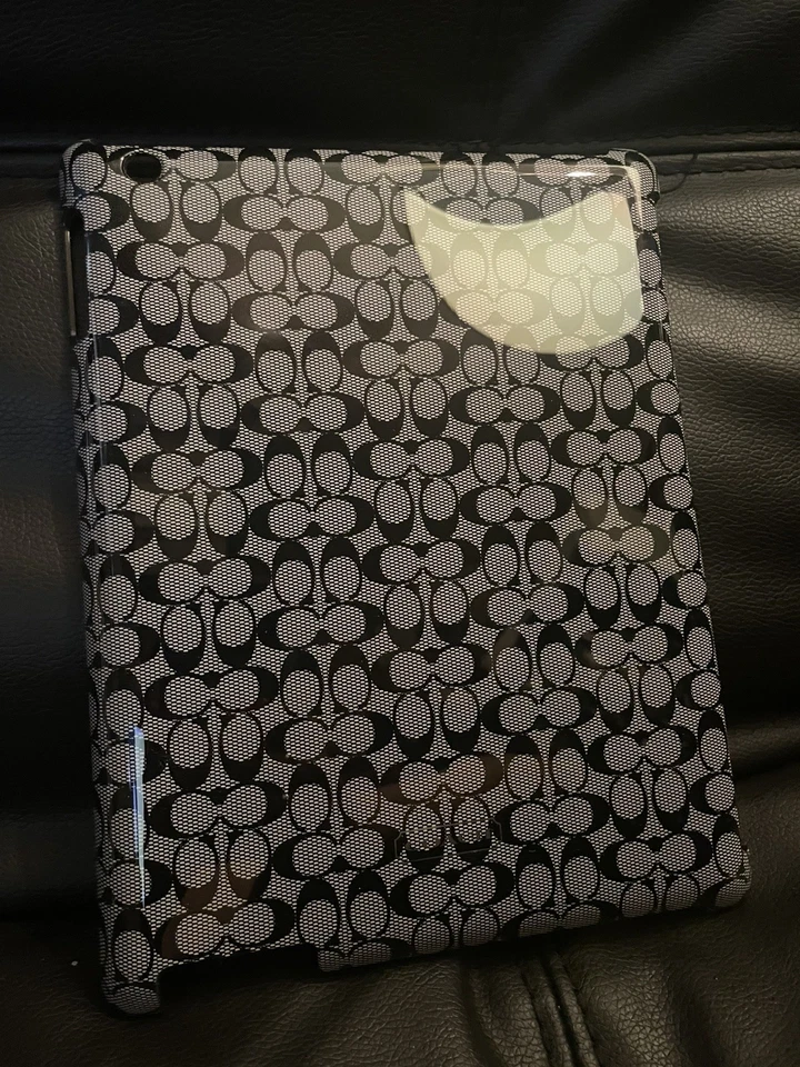 COACH iPad Sig. "Funda de plástico duro moldeada negra y gris 9,1/4"" H x7 1/4"" x1/4""" Foto 2 de 4