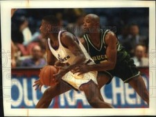 1992 Press Photo Alvin Robertson tries to hold back Washington's Doug Overton.