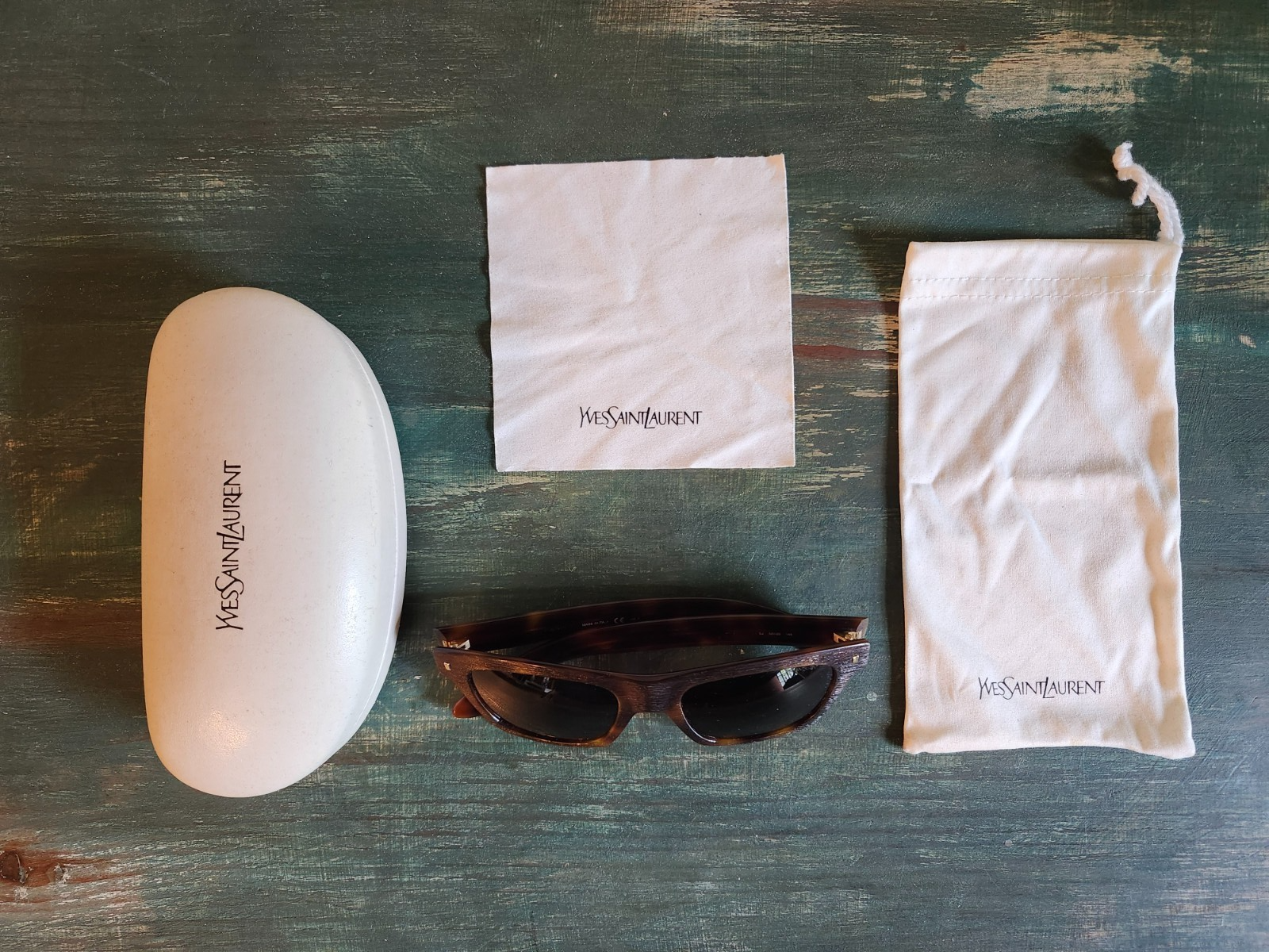 Occhiali da sole Yves Saint Laurent uomo look tartaruga finitura grana 3D Barneys