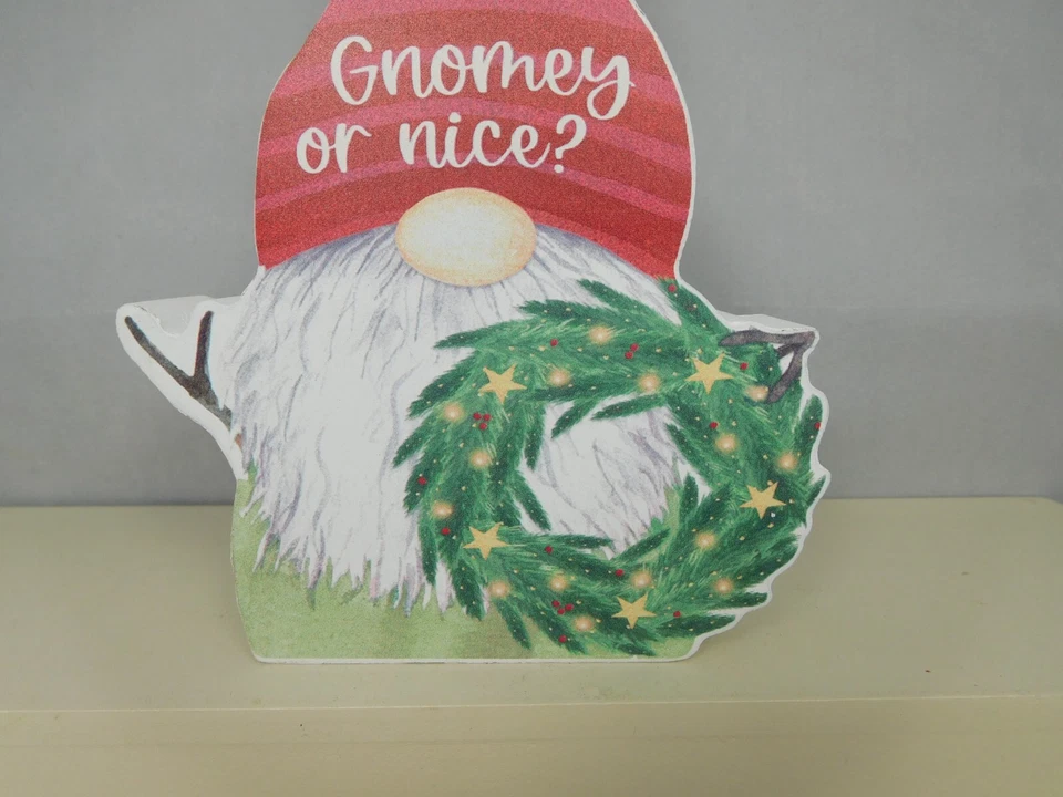 Gnomo de Navidad sosteniendo una corona - Cubo de flores nuevo #30512 Foto 2 de 4