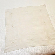 Nappe carrée vintage en lin blanc, détail découpé