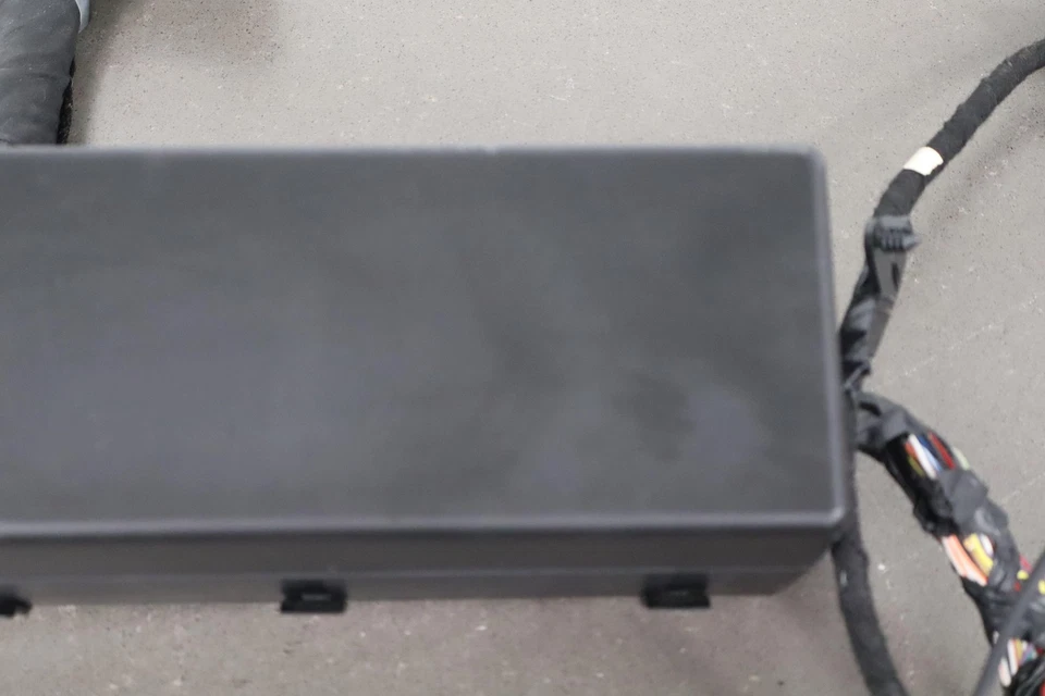 Dodge Challenger Hellcat 2017 6,2 L OEM maletero caja de fusibles montaje OEM Foto 4 de 4