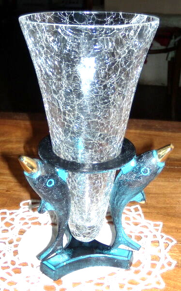 Vase aux trois dauphins en laiton patiné et cône en verre craquelé, objet de curiosité poétique