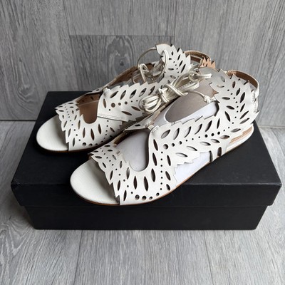 Kurt Geiger Sandalen Damen UK4 weiß Leder Cut-Out offene Zehenpartie flach Gladiator neu