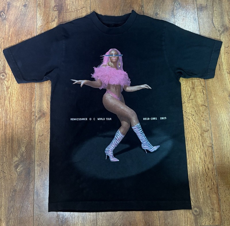 RARE Renaissance World Tour Graphic Cotton T-Shirt Black Pink Feather Boa Size S