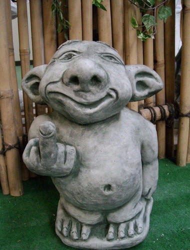 TROLL MIT FINGER GROß GNOM ZWERG aus STEINGUß für GARTEN FROSTFEST NEU
