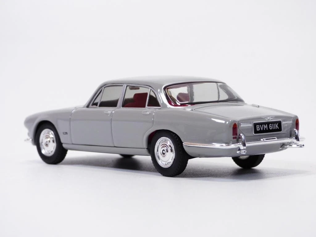 Miniature Jaguar XJ8 Sport Ultraviolet Vanguards 1/43 - Violet, édition Limitée 2003