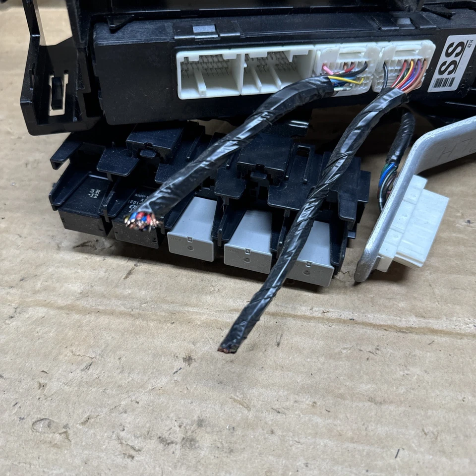 Módulo de control informático multifunción 2015 OEM Subaru Forester 2,5 L 88281SG520 Foto 2 de 4