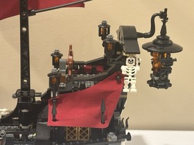 Lego 4195 Pirates Caribbean Queen Anne's Revenge W/ Manual And Minifigures