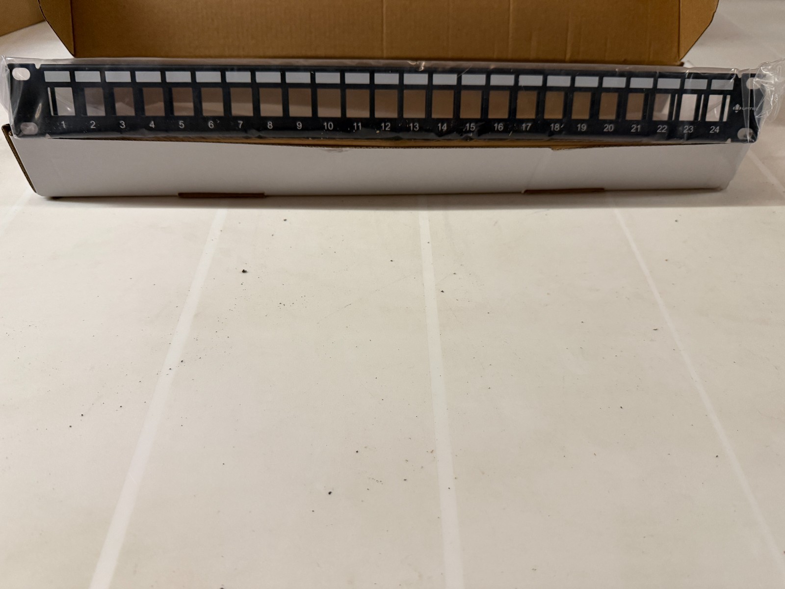 Panneau Keystone 24 ports RJ45 avec gestionnaire de câbles arrière amovible