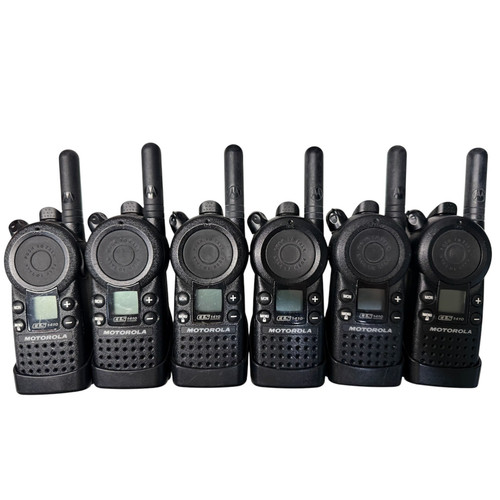 Motorola CLS1410 4 Channel UHF Two-Way Radio with Belt Clip.