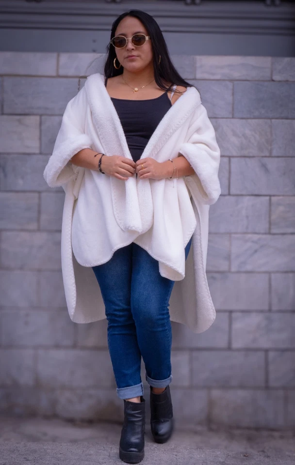 Luxury Baby Alpaca Samay Cape Coat – Soft, Warm, Elegant Women’s Wrap Poncho - Image 3 of 4