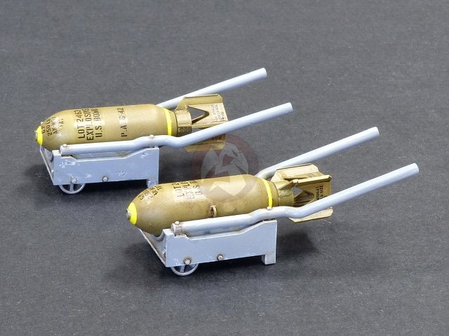 Plus Model 1/32 US Hand Cart Mk.I w/AN-M57 250 lb GP Bomb WWII (2
