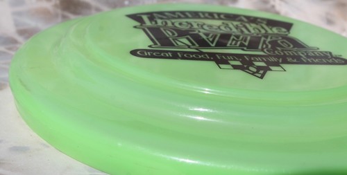 Disco volador de plástico negro verde lima de America's Incredible Pizza Co. - Imagen 4 de 5