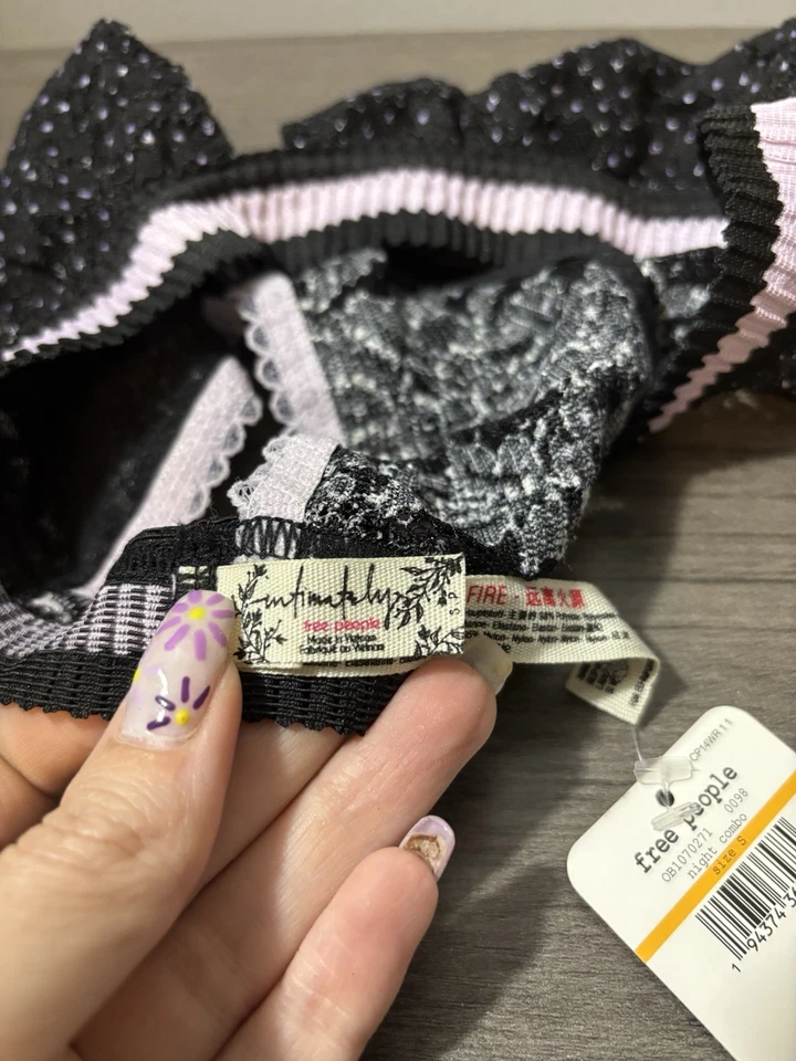 Sujetador Intimately by Free People negro y morado talla pequeña nuevo con etiquetas venta al por menor $38 Foto 3 de 4