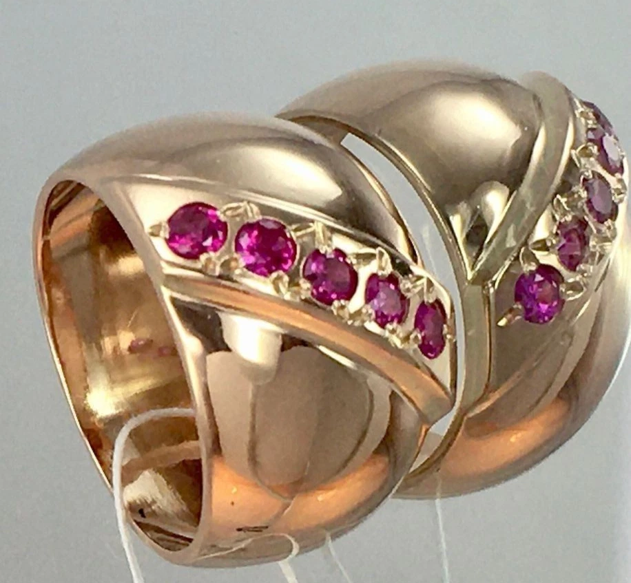 Anillo de banda ancha con cúpula de rubí rojo simulado de corte redondo de 1,10 quilates enchapado en oro amarillo de 14 k Foto 2 de 4