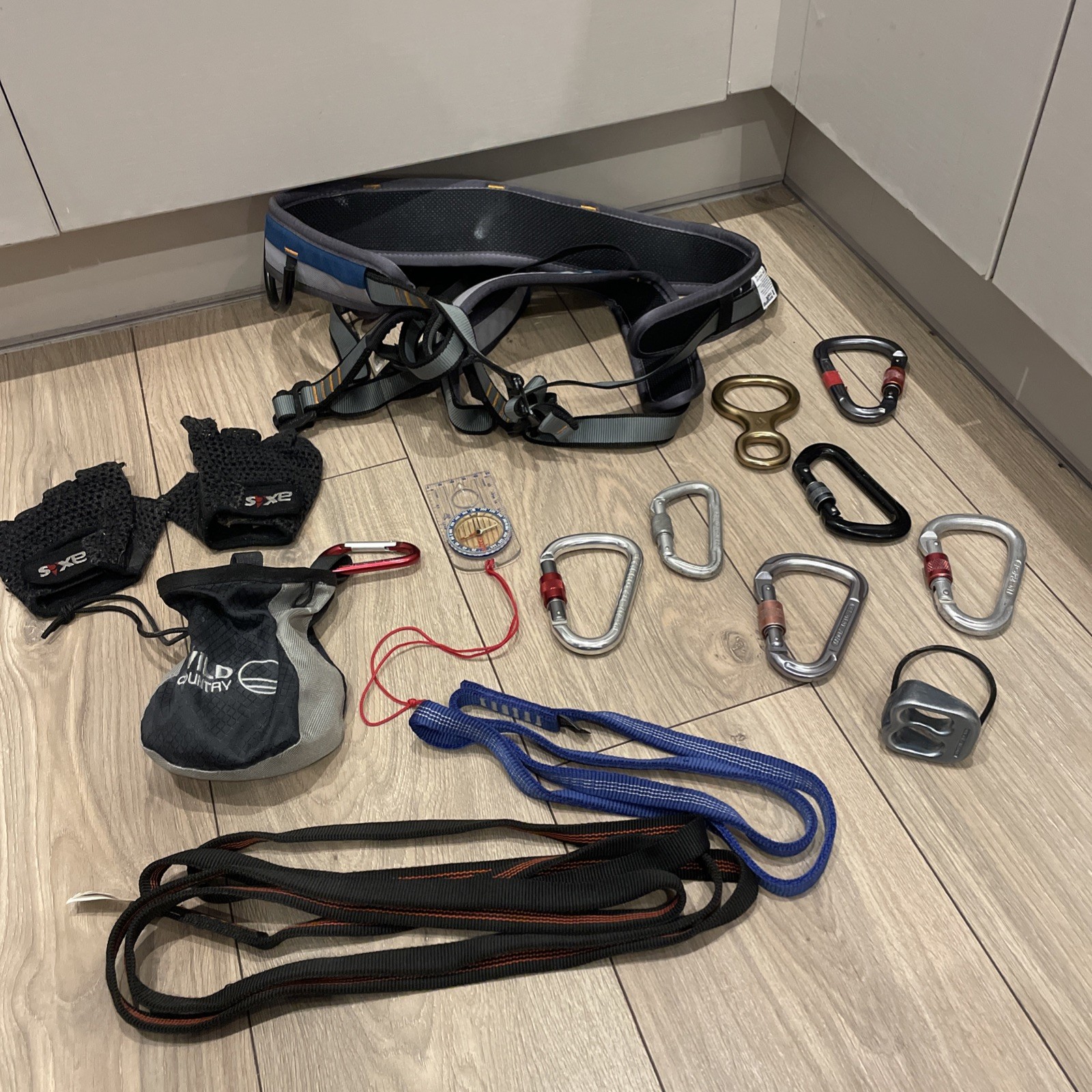 Arnés Singing Rock Mountain, paquete de mosquetón Wild Country