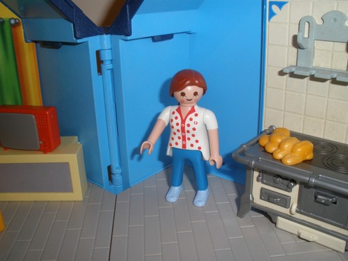 Playmobil Dolls House - Compact, Fold Up -Take Along & Furnished. - Picture 4 of 10