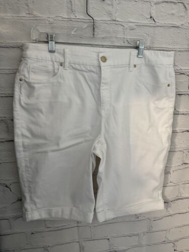 Chicos Solid White THE SO SLIMMING GIRLFRIEND SHORT EUC Women's 2.5 (M/L) - Picture 2 of 8