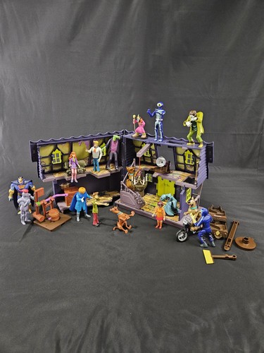 Scooby-Doo Mystery Mansion Haunted House Playset with Action Figures Lot Loose