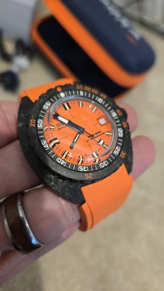 DOXA Men's Sub 300 Carbon Dive Watch 42mm Orange w 2 Straps - Image 2 of 4