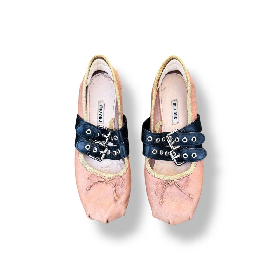¡Planos de ballet Miu Miu con correas de hebilla! ¡En buen estado de segunda mano! Talla 36 Foto 2 de 4