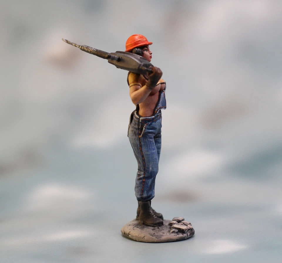 ⭐Work Girl Action Collectible Miniature 3D Figurine Plastic . 54mm 1/32 PAINTED⭐ - Image 3 of 4
