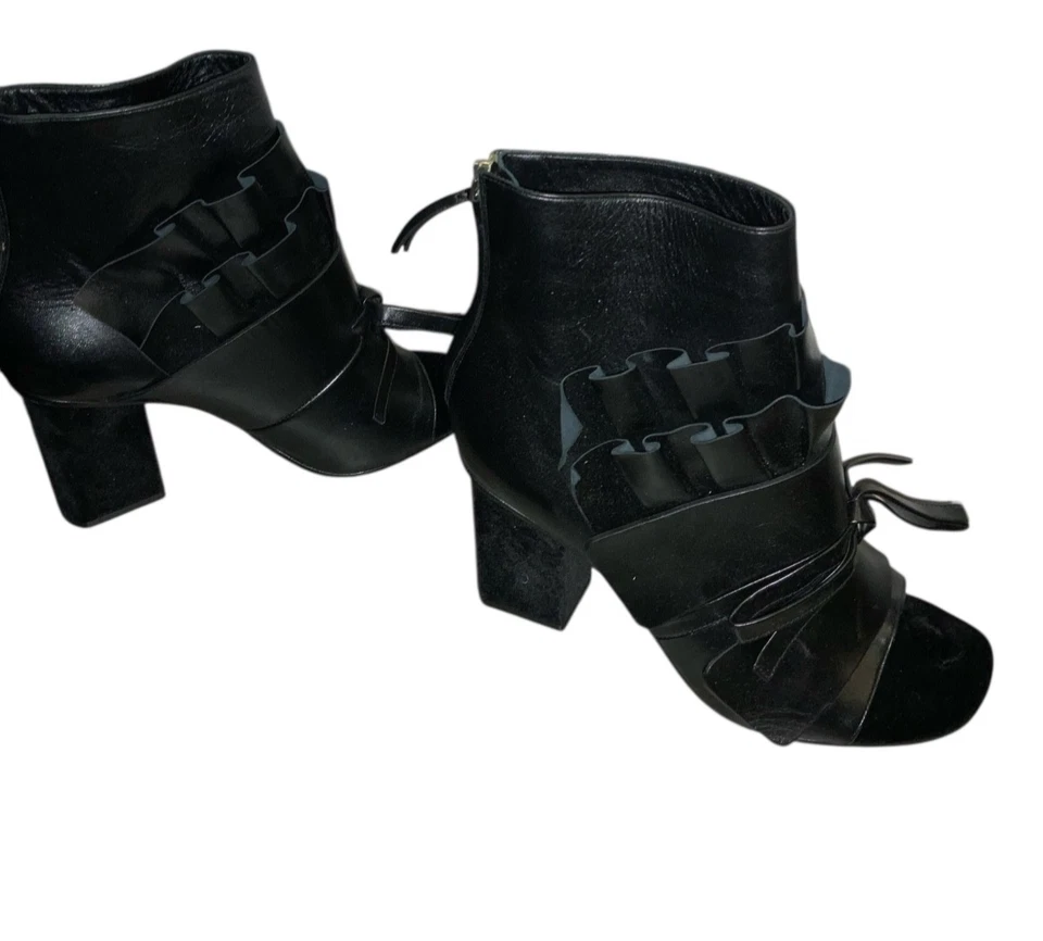 Botines Emilio Pucci de cuero negro con volantes y tacón de terciopelo talla 38,5 Foto 4 de 4