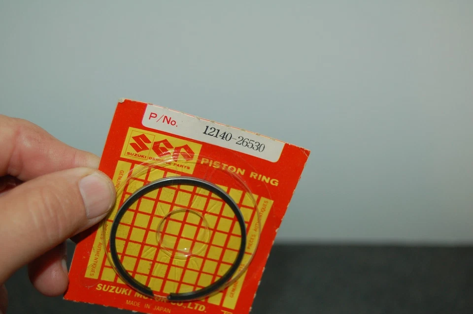 Juego de anillos de pistón 78-81 DS100 TS100 73-77 RV90 NUEVO DE LOTE ORIGINAL Suzuki 12140-26530 NUEVO Foto 2 de 3