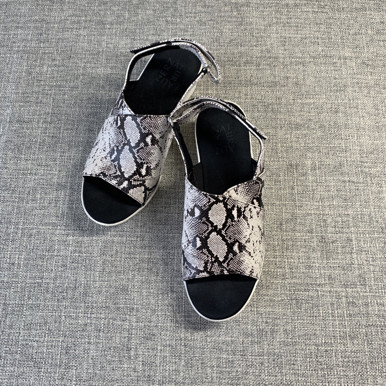 Naturalizer Tamika Leather Womens Size 7M Gray Snakeskin Wedge Sandals