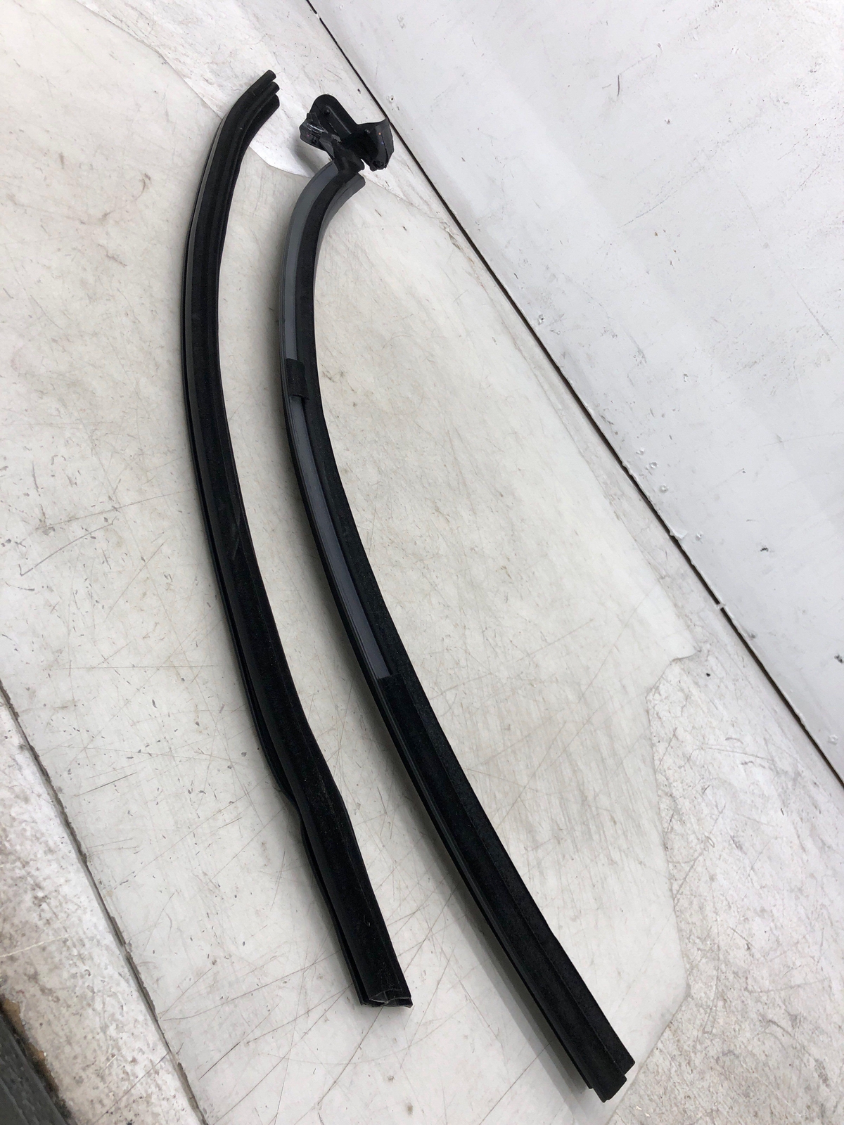 2020-2023 ASTON MARTIN VANTAGE RIGHT DOOR UPPER WEATSTRIP SEAL MY63-L20570-A OEM