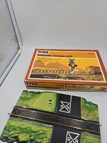 HO Scale Tyco Brown Box 908:600 Operating Crossing Gate - Picture 5 of 6