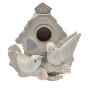 Vintage Ceramic Light Up Birdhouse with Two Doves on / off switch on cord Works