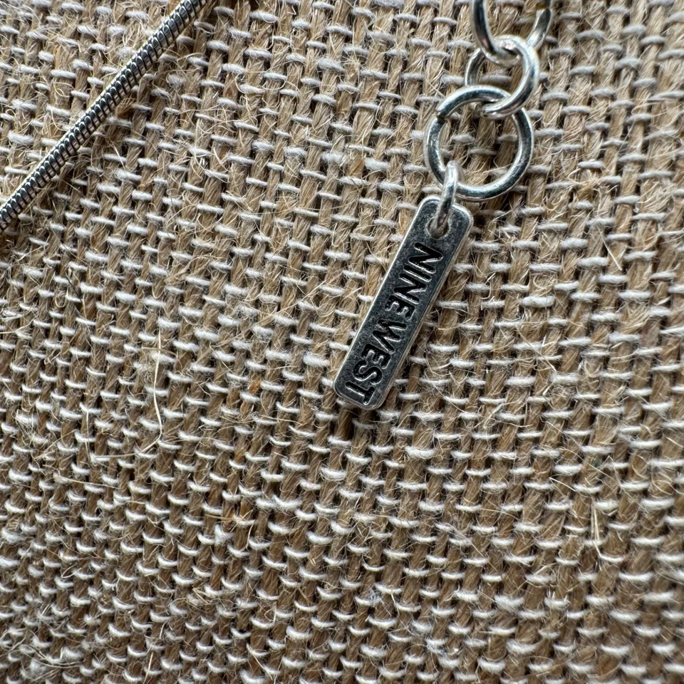 Collar Largo Nine West Tono Plata Círculo Borla Colgante Foto 4 de 4