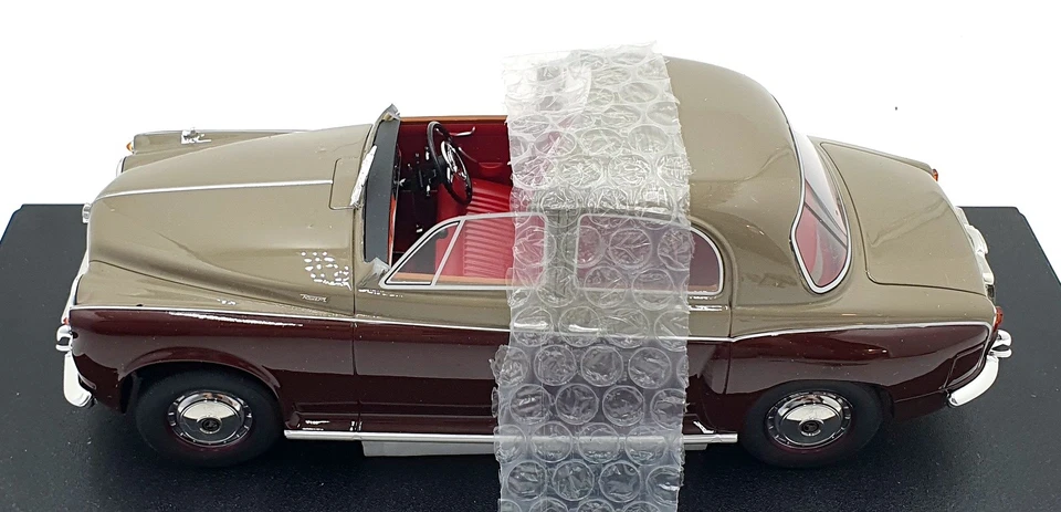 Cult 1/18 Scale CML173-1 - Rover 110 P4 - Grey/Maroon - Image 3 of 4