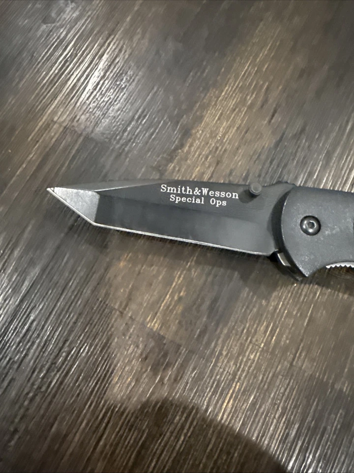Cuchillo Smith & Wesson Special Ops mango de aluminio negro empuñaduras de goma hoja tanto Foto 2 de 3