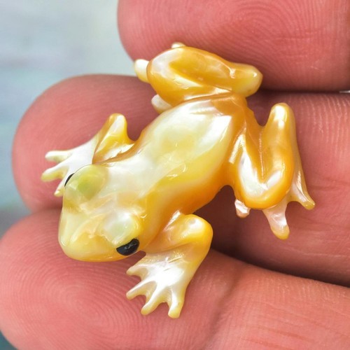Frog Design Golden Mother-of-Pearl Shell Carving for Collection or Jewelry 5.35g - Picture 8 of 10