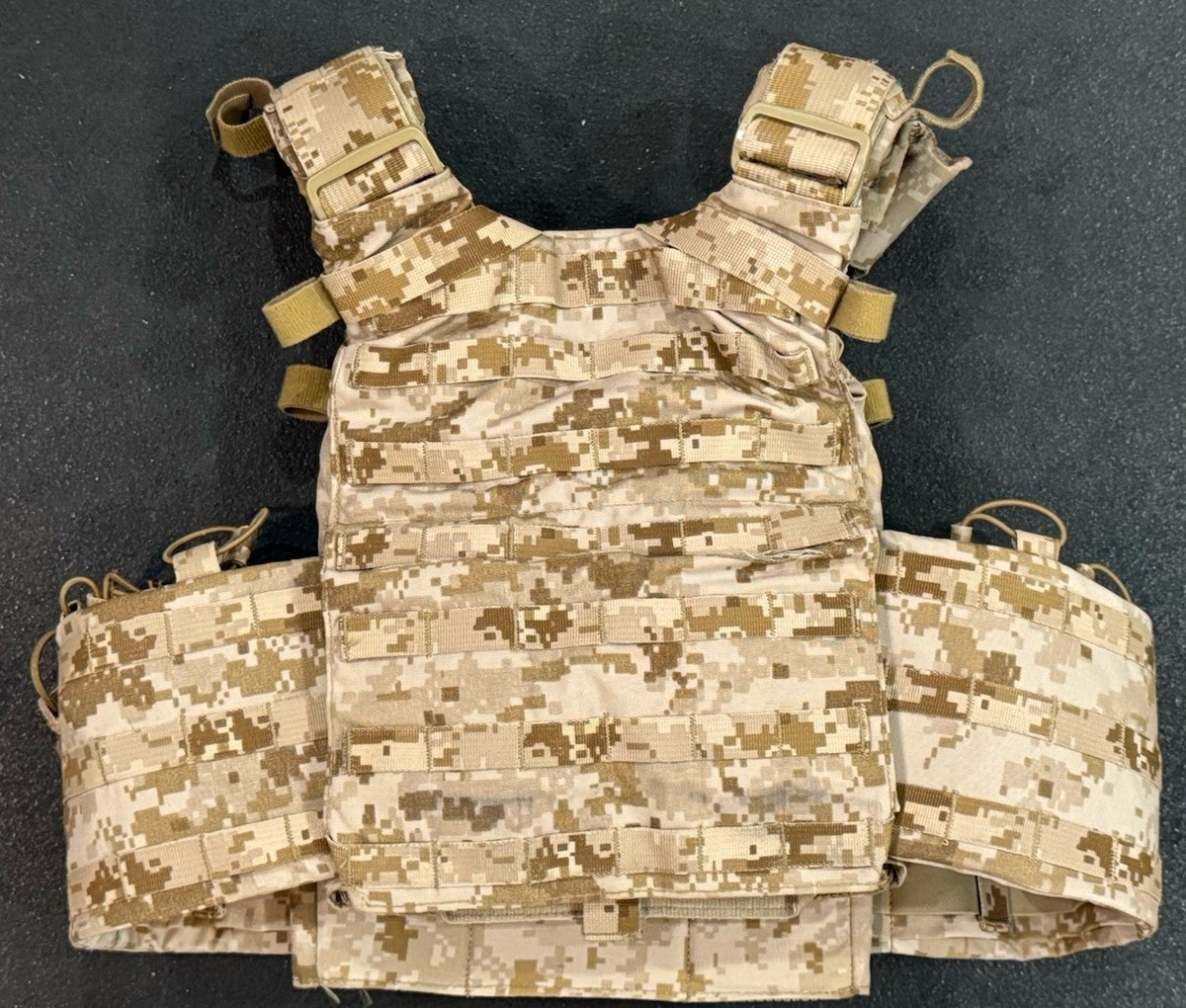 個人装備 eagle YOTE aor1 ≪Eagle≫ AOR1迷彩 D-PC プレートキャリア / L/XL Size (USED)