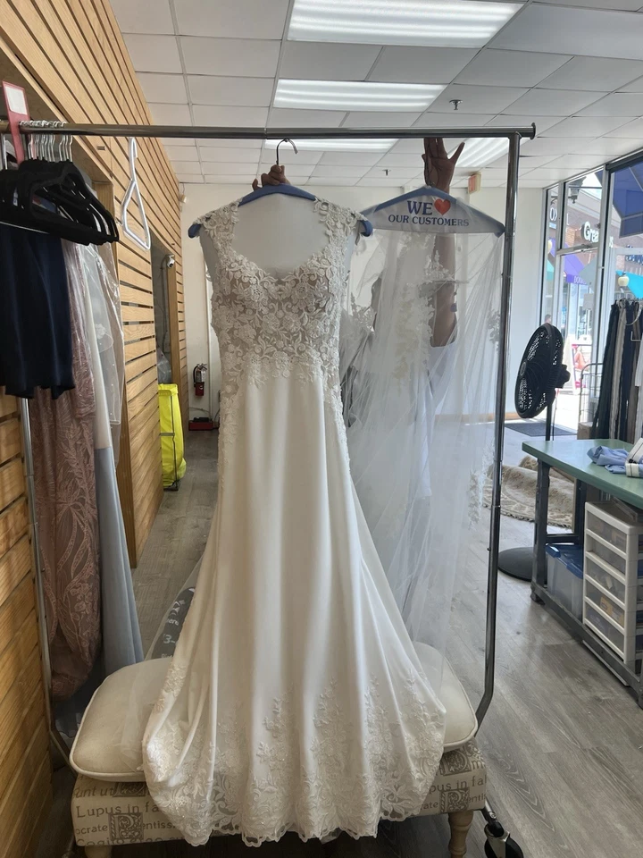 Kleinfeld Wedding Dress and Veil By Paloma Blanca , Excellent Condition - Image 4 of 4